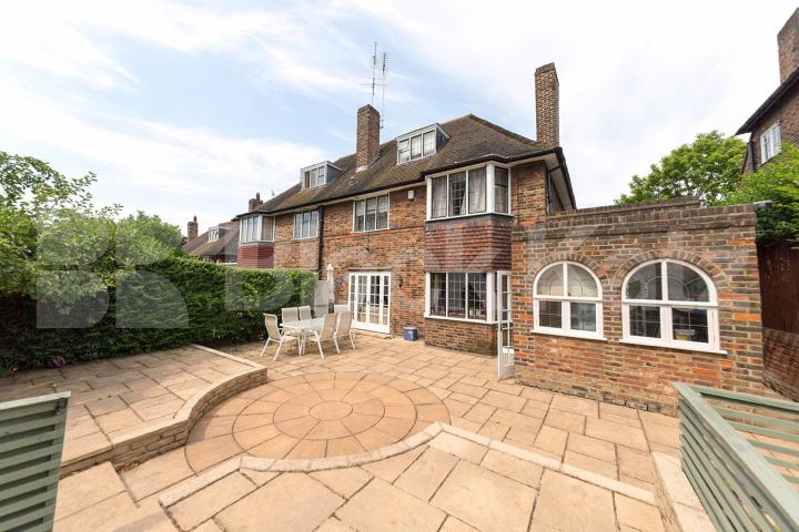 A Beautiful double receptioned 4 bedroom house in the hampstead suburbs Brim Hill, Hampstead Garden Suburb 